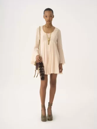 Ausgestelltes Minikleid aus Seidengeorgette