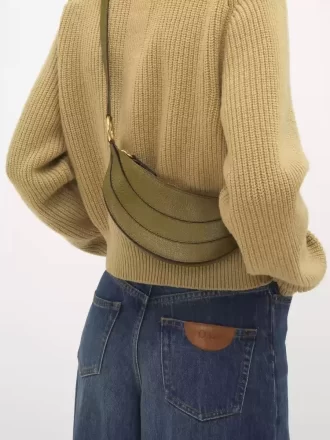 Banana Umhängetasche aus genarbtem Leder