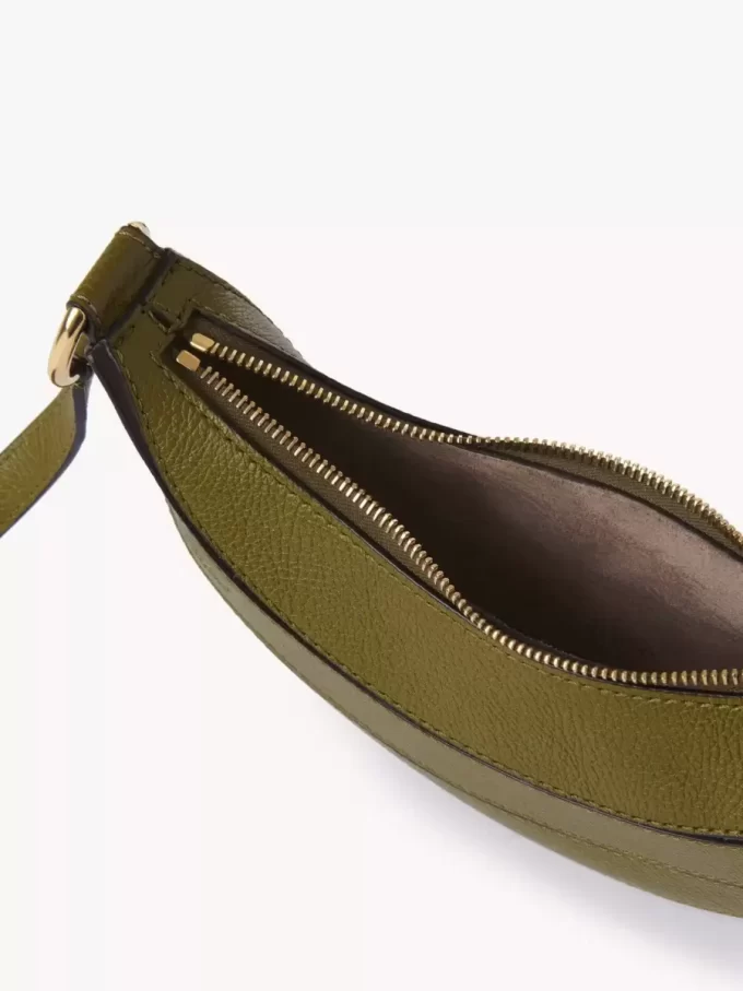 Banana Umhängetasche aus genarbtem Leder Banana Umhängetasche aus genarbtem Leder