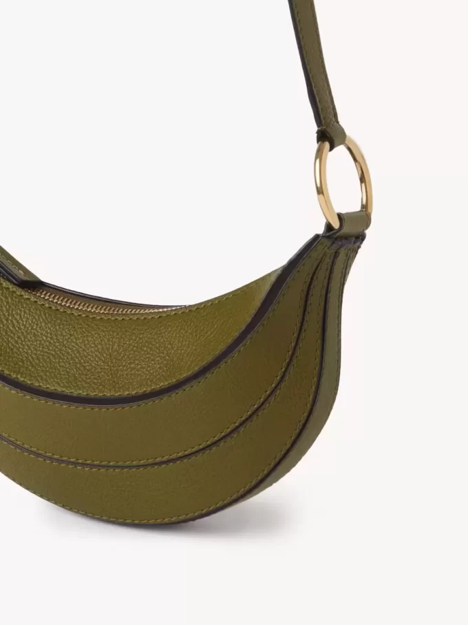 Banana Umhängetasche aus genarbtem Leder Banana Umhängetasche aus genarbtem Leder