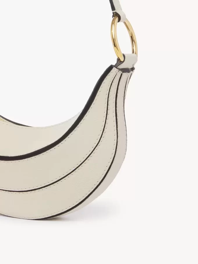 Banana Umhängetasche aus genarbtem Leder Banana Umhängetasche aus genarbtem Leder