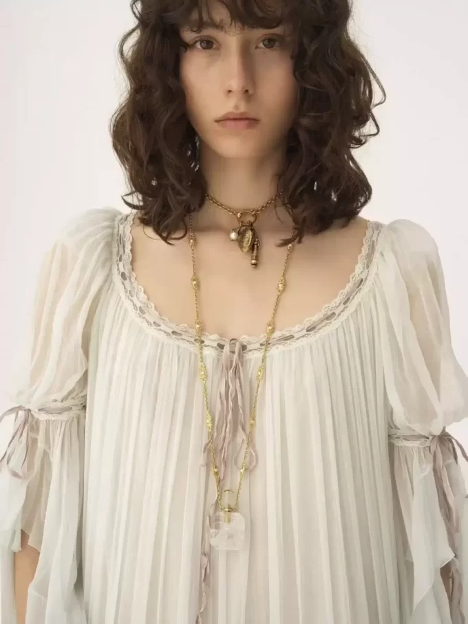 Übergroßes langes Rüschenkleid aus Seidenmousseline Übergroßes langes Rüschenkleid aus Seidenmousseline