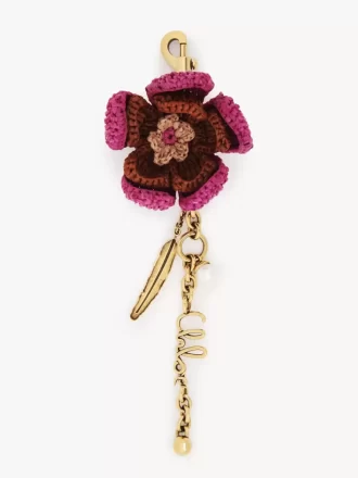 Blumen-Taschenanhänger aus Bast und Metall