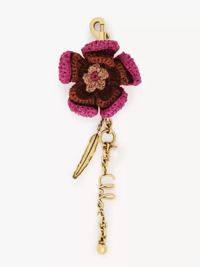 Blumen-Taschenanhänger aus Bast und Metall Blumen-Taschenanhänger aus Bast und Metall