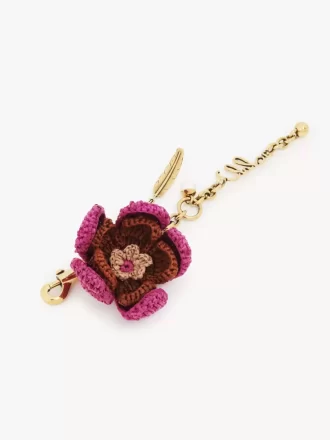 Blumen-Taschenanhänger aus Bast und Metall