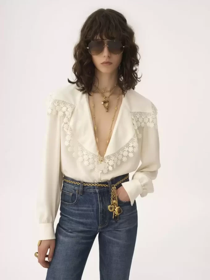 Bluse mit Maxikragen aus Seidenjacquard und Spitze Bluse mit Maxikragen aus Seidenjacquard und Spitze