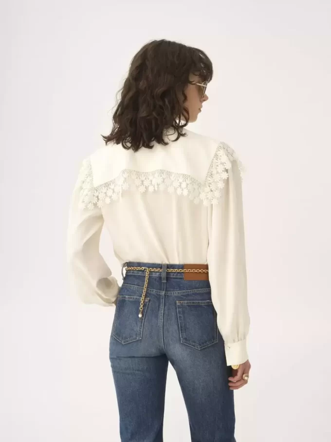 Bluse mit Maxikragen aus Seidenjacquard und Spitze Bluse mit Maxikragen aus Seidenjacquard und Spitze