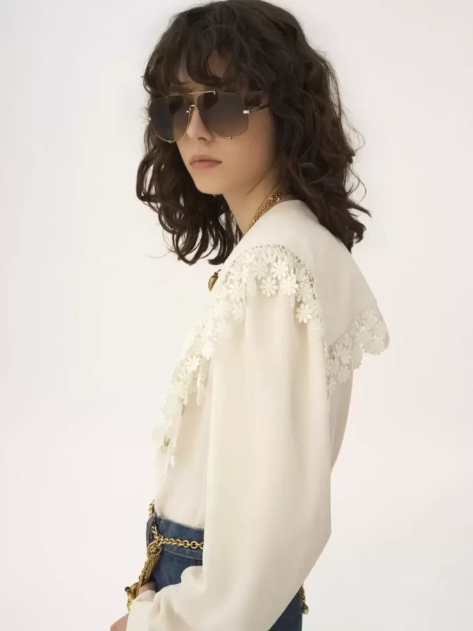 Bluse mit Maxikragen aus Seidenjacquard und Spitze Bluse mit Maxikragen aus Seidenjacquard und Spitze