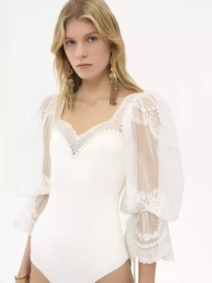 Body mit Puffärmeln aus glänzendem Stretch-Jersey und Spitze Body mit Puffärmeln aus glänzendem Stretch-Jersey und Spitze
