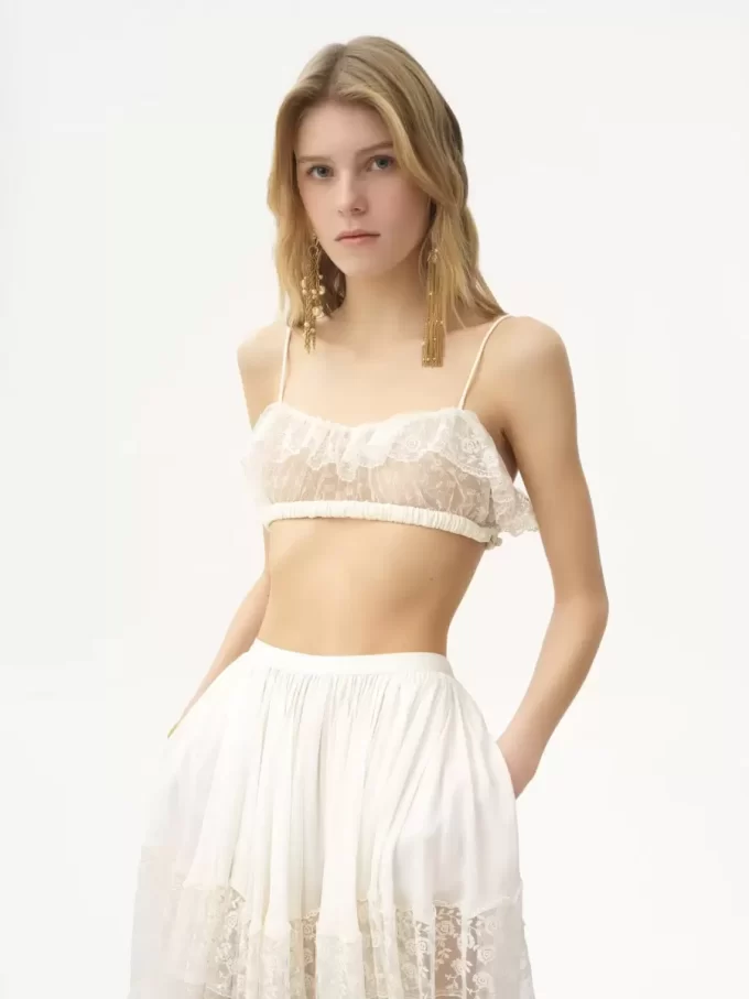 Bralette mit dünnen Trägern und Rüschen aus bestickter Spitze Bralette mit dünnen Trägern und Rüschen aus bestickter Spitze