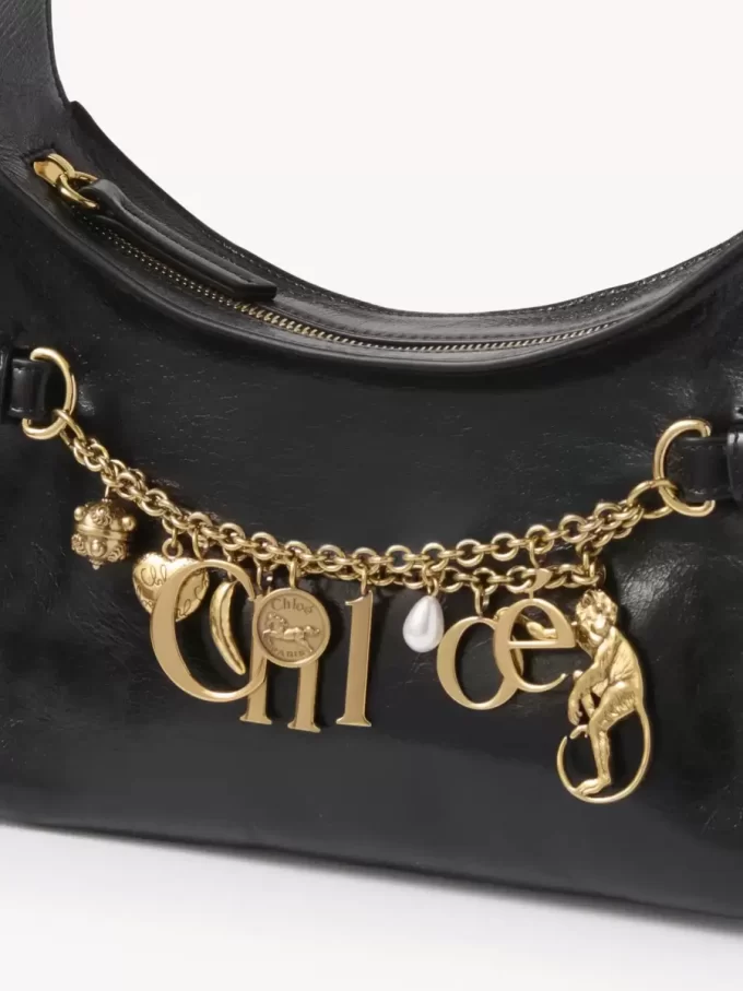 Chloé Charms Hobo-Tasche aus glänzendem Leder Chloé Charms Hobo-Tasche aus glänzendem Leder