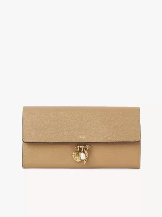 Chloé Charms langes Portemonnaie mit Klappe aus genarbtem Leder