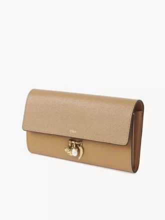 Chloé Charms langes Portemonnaie mit Klappe aus genarbtem Leder