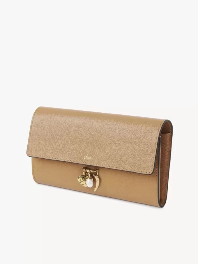 Chloé Charms langes Portemonnaie mit Klappe aus genarbtem Leder Chloé Charms langes Portemonnaie mit Klappe aus genarbtem Leder