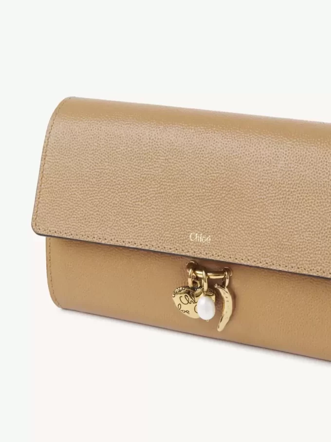 Chloé Charms langes Portemonnaie mit Klappe aus genarbtem Leder Chloé Charms langes Portemonnaie mit Klappe aus genarbtem Leder