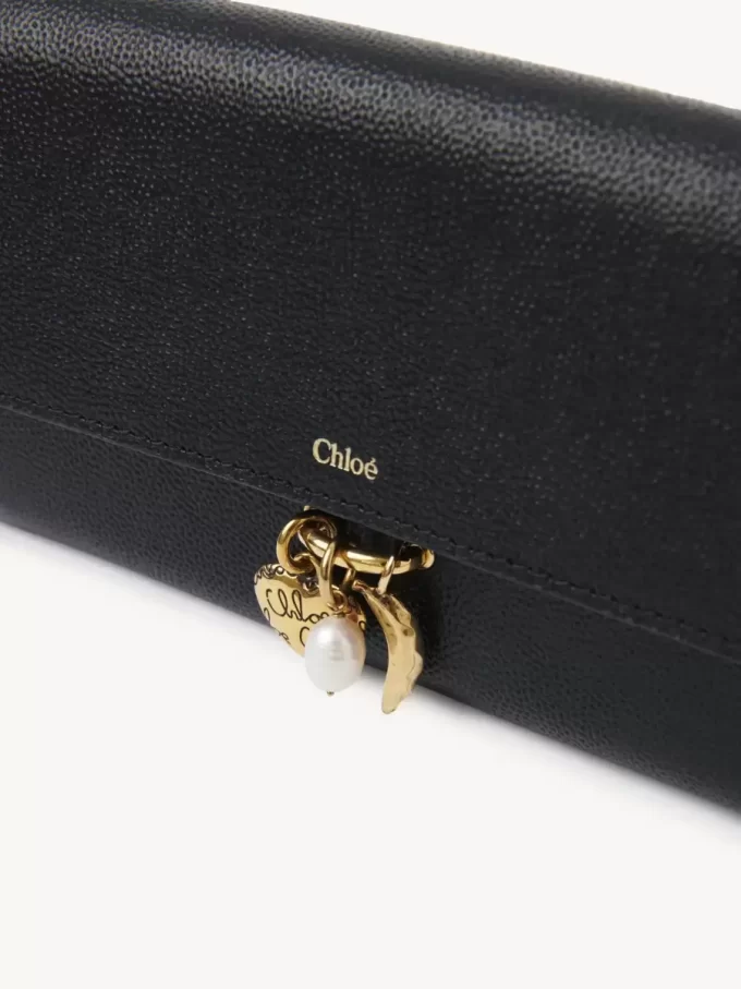 Chloé Charms langes Portemonnaie mit Klappe aus genarbtem Leder Chloé Charms langes Portemonnaie mit Klappe aus genarbtem Leder