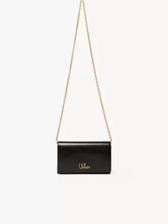 Chloé Iconic Klappengeldbörse an Kette aus glänzendem Leder