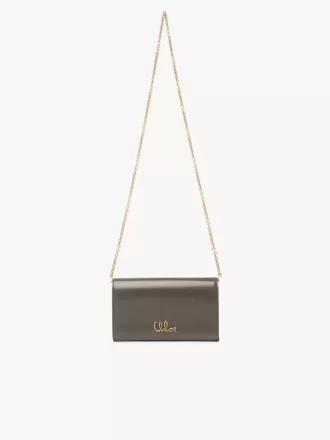 chlo iconic klappengeldbrse an kette aus glnzendem leder 1 330x440 - Chlo&eacute; Iconic Klappengeldb&ouml;rse an Kette aus gl&auml;nzendem Leder
