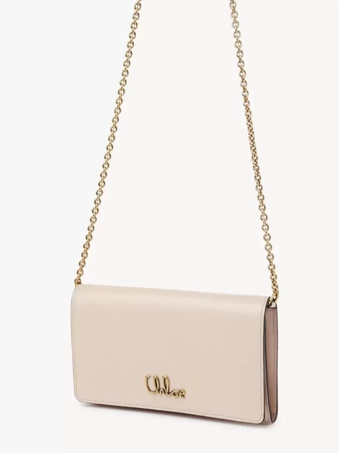Chloé Iconic Klappengeldbörse an Kette aus glänzendem Leder