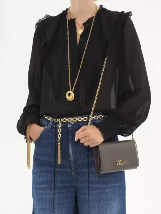 chlo iconic klappengeldbrse an kette aus glnzendem leder 2 330x440 - Chlo&eacute; Iconic Klappengeldb&ouml;rse an Kette aus gl&auml;nzendem Leder