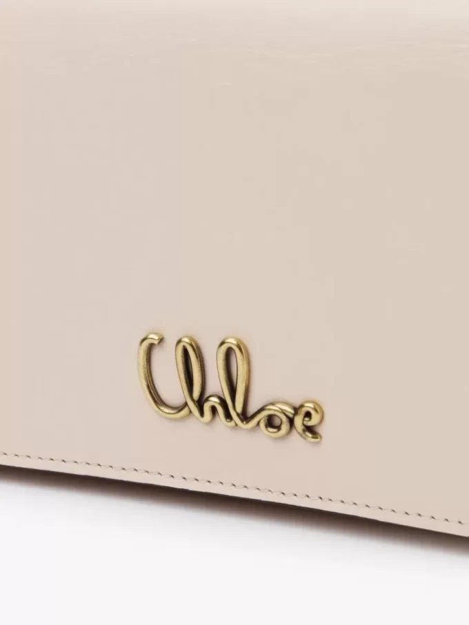 Chloé Iconic Klappengeldbörse an Kette aus glänzendem Leder