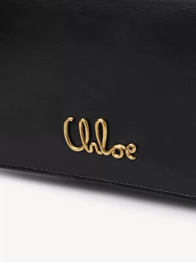 Chloé Iconic Klappengeldbörse an Kette aus glänzendem Leder