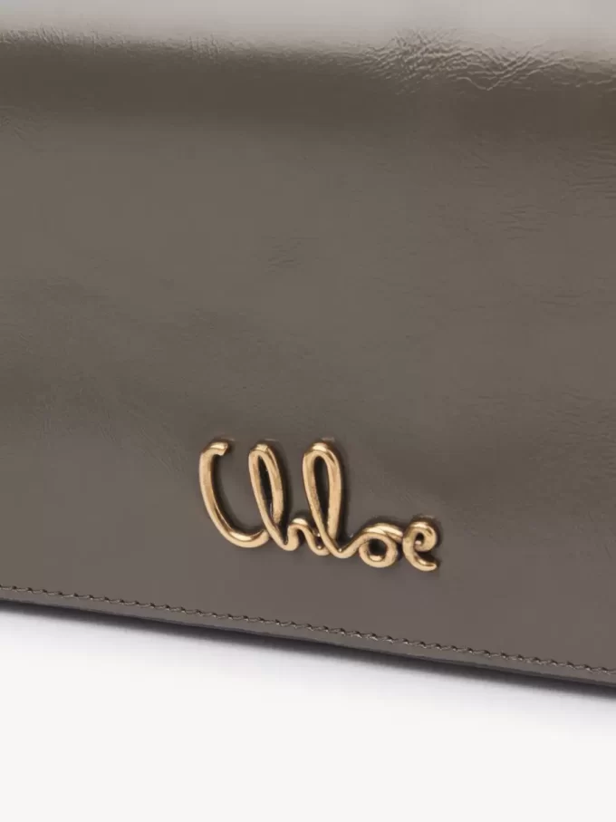 Chloé Iconic Klappengeldbörse an Kette aus glänzendem Leder