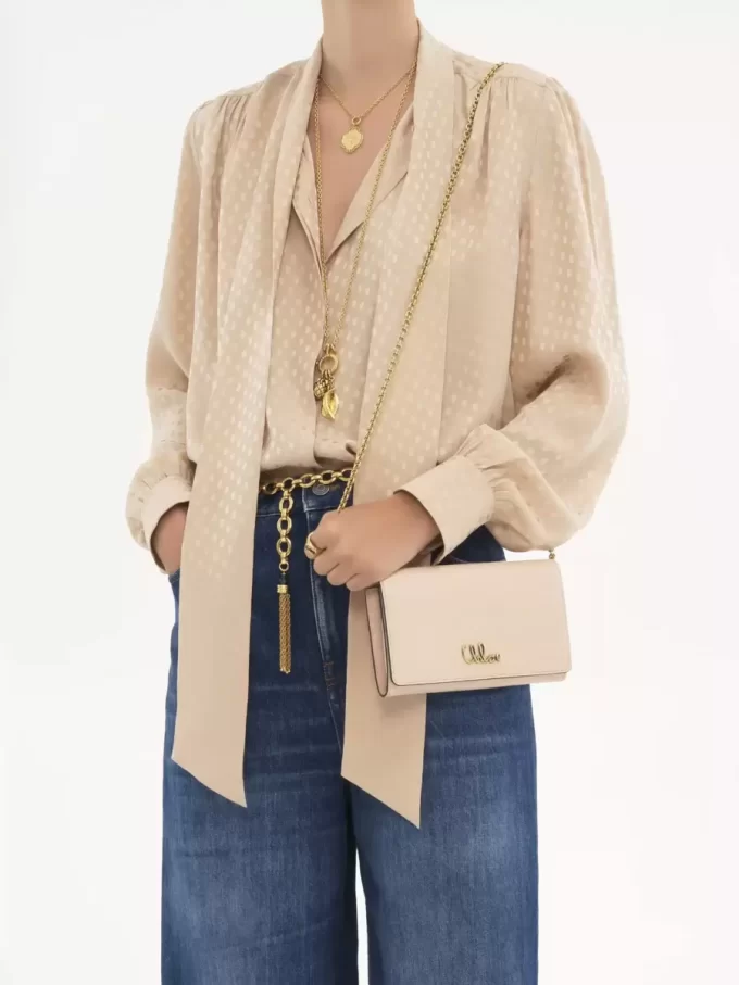 Chloé Iconic Klappengeldbörse an Kette aus glänzendem Leder