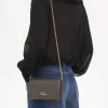 Chloé Iconic Klappengeldbörse an Kette aus glänzendem Leder