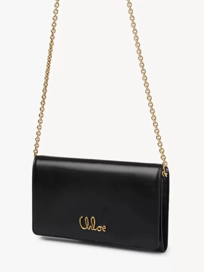 Chloé Iconic Klappengeldbörse an Kette aus glänzendem Leder