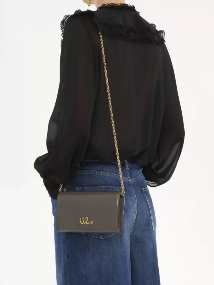 Chloé Iconic Klappengeldbörse an Kette aus glänzendem Leder