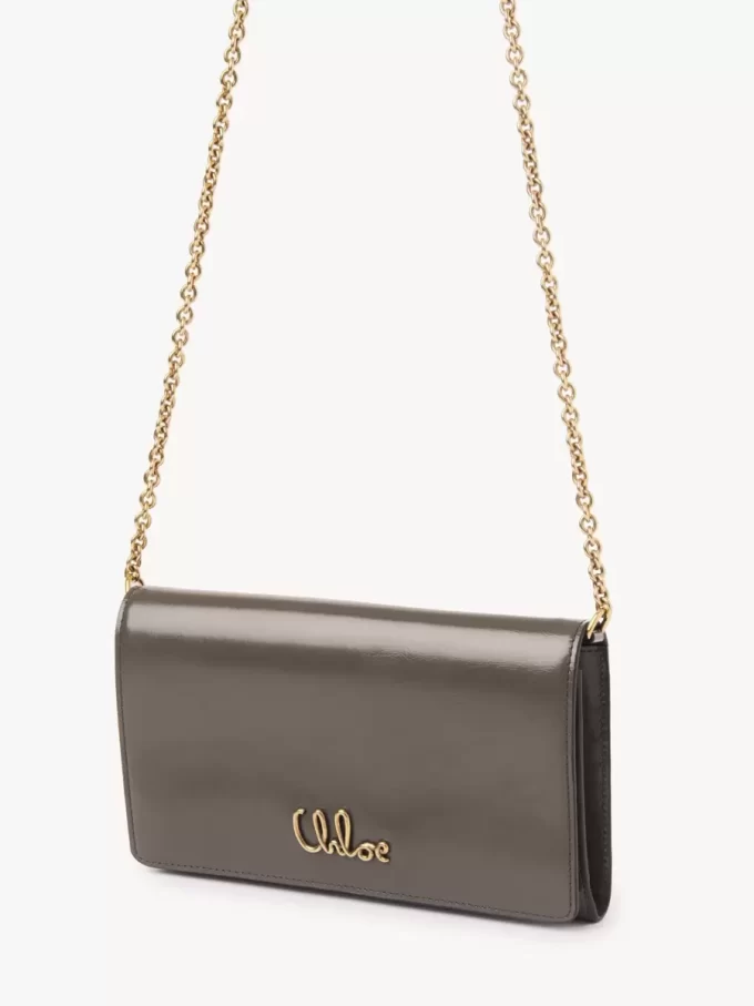 Chloé Iconic Klappengeldbörse an Kette aus glänzendem Leder
