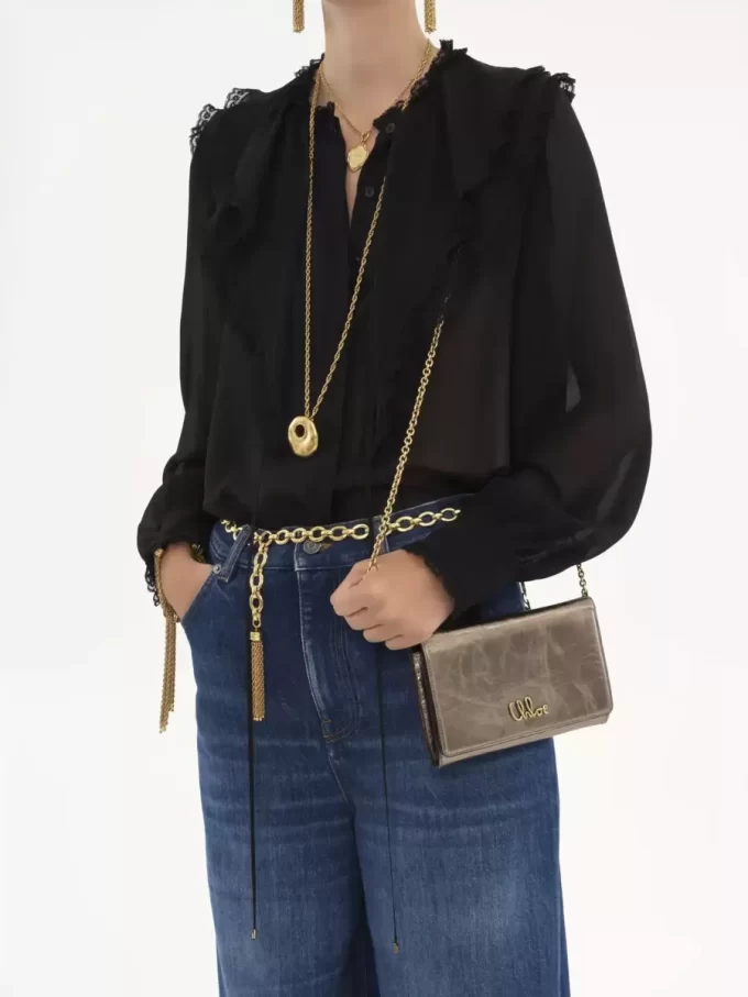Chloé Iconic Klappengeldbörse an Kette aus metallisiertem Leder
