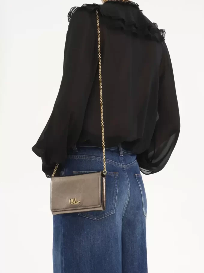 Chloé Iconic Klappengeldbörse an Kette aus metallisiertem Leder