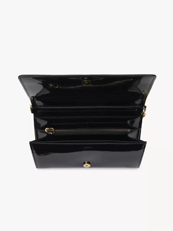 Chloé Iconic Klappengeldbörse mit Kette aus Lackleder