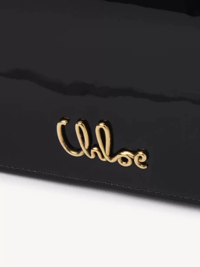 Chloé Iconic Klappengeldbörse mit Kette aus Lackleder