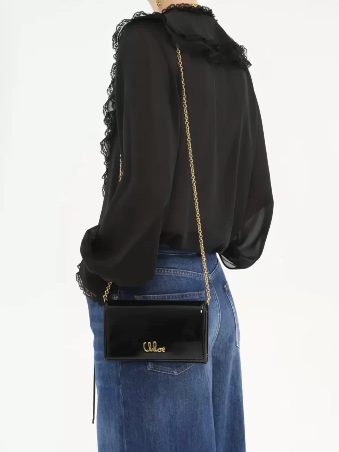 Chloé Iconic Klappengeldbörse mit Kette aus Lackleder