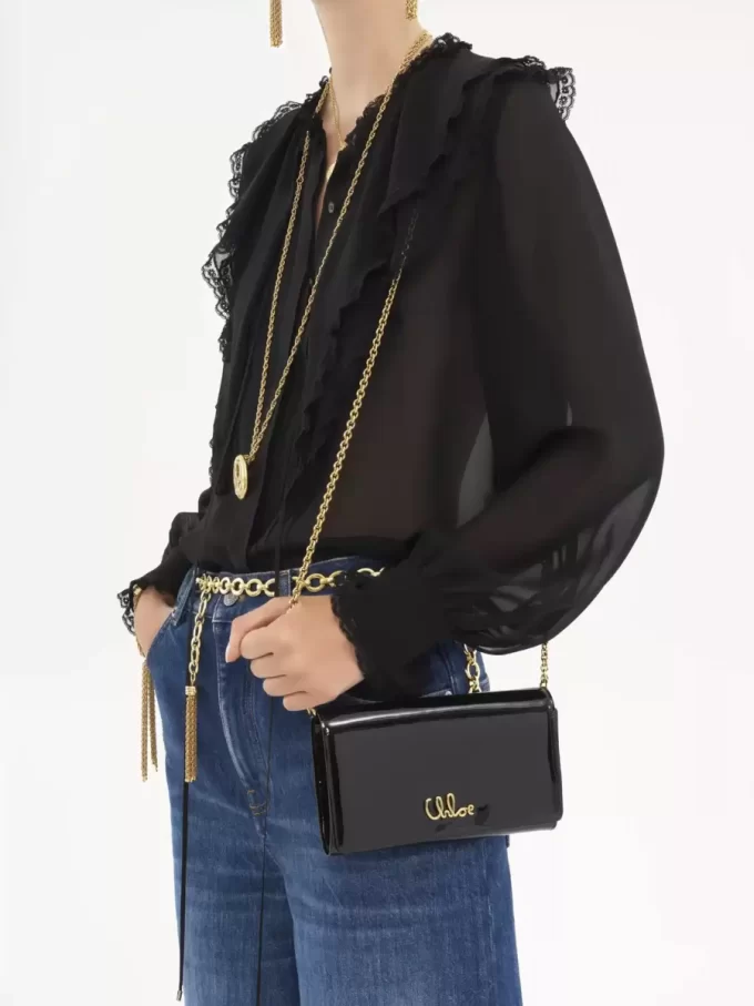 Chloé Iconic Klappengeldbörse mit Kette aus Lackleder