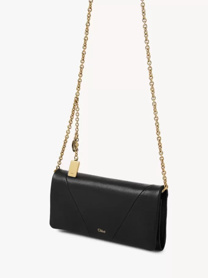 Chloé Spin Flap-Geldbörse mit Kette aus genarbtem Leder Chloé Spin Flap-Geldbörse mit Kette aus genarbtem Leder