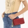 Chloé Spin Flap-Geldbörse mit Kette aus genarbtem Leder Chloé Spin Flap-Geldbörse mit Kette aus genarbtem Leder