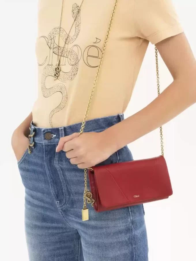 Chloé Spin Flap-Geldbörse mit Kette aus genarbtem Leder Chloé Spin Flap-Geldbörse mit Kette aus genarbtem Leder