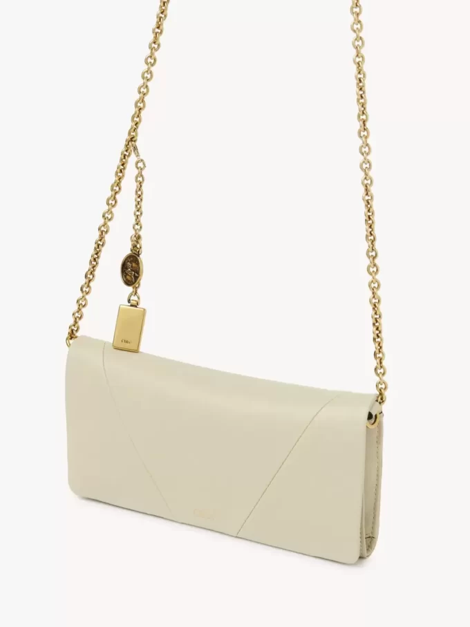 Chloé Spin Flap-Geldbörse mit Kette aus genarbtem Leder Chloé Spin Flap-Geldbörse mit Kette aus genarbtem Leder
