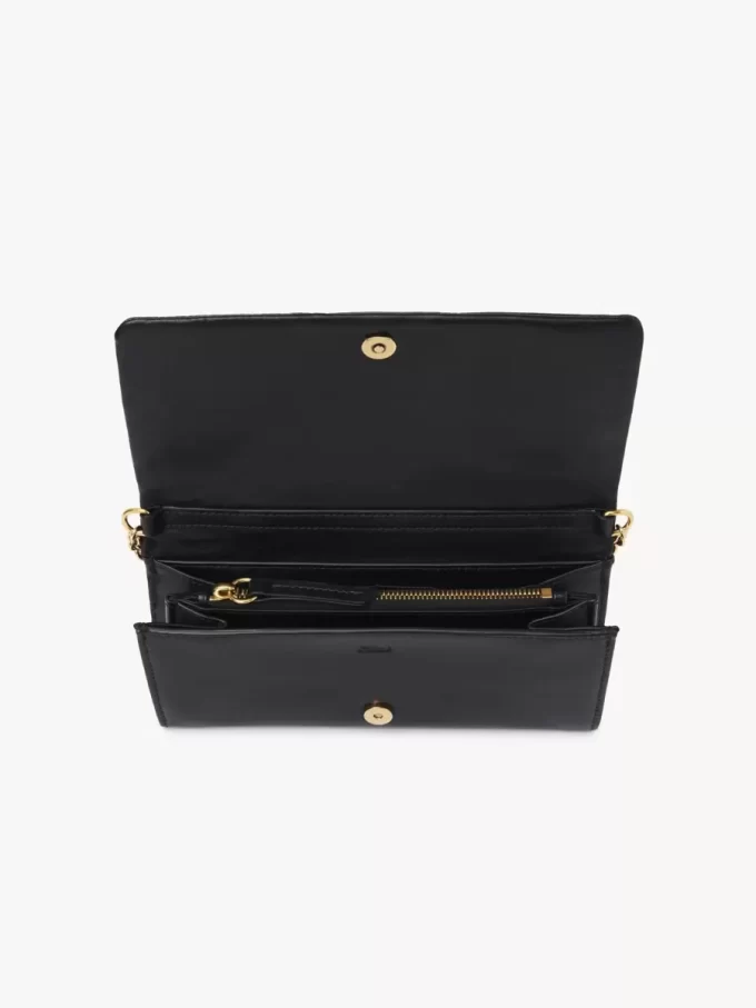 Chloé Spin Flap-Geldbörse mit Kette aus genarbtem Leder Chloé Spin Flap-Geldbörse mit Kette aus genarbtem Leder