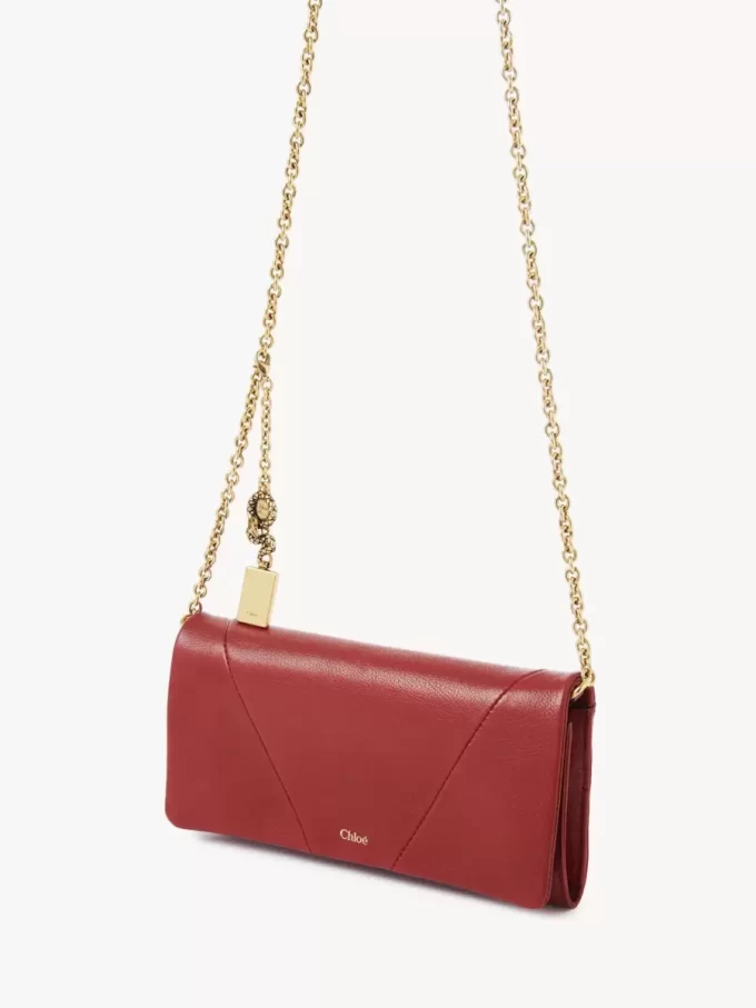 Chloé Spin Flap-Geldbörse mit Kette aus genarbtem Leder Chloé Spin Flap-Geldbörse mit Kette aus genarbtem Leder