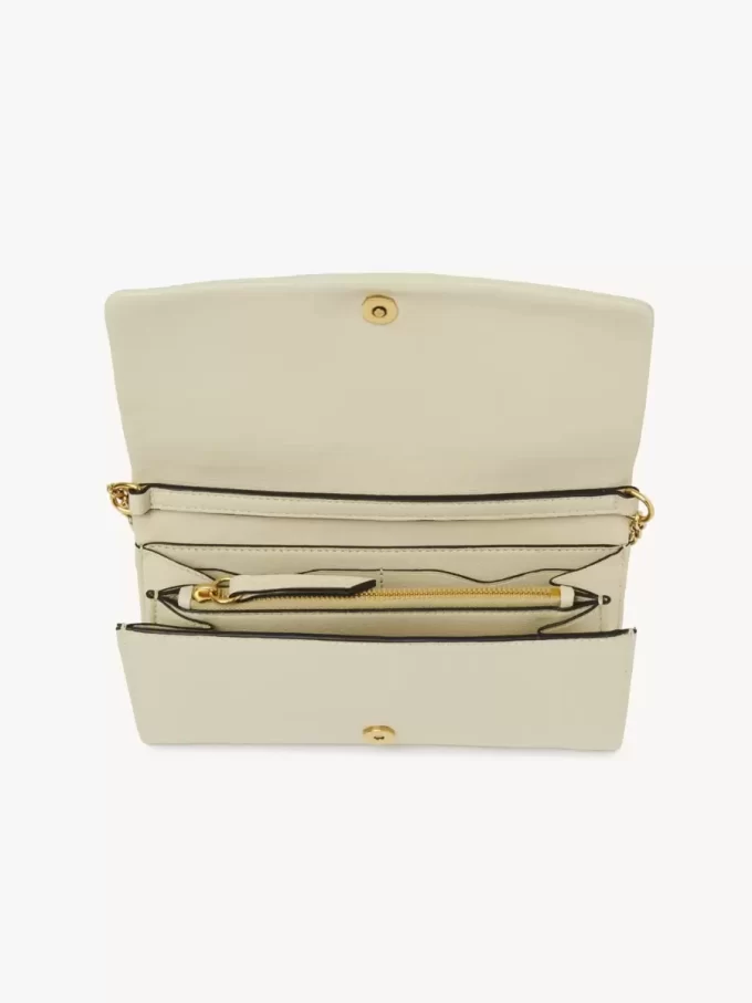 Chloé Spin Flap-Geldbörse mit Kette aus genarbtem Leder Chloé Spin Flap-Geldbörse mit Kette aus genarbtem Leder