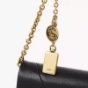 Chloé Spin Flap-Geldbörse mit Kette aus genarbtem Leder Chloé Spin Flap-Geldbörse mit Kette aus genarbtem Leder