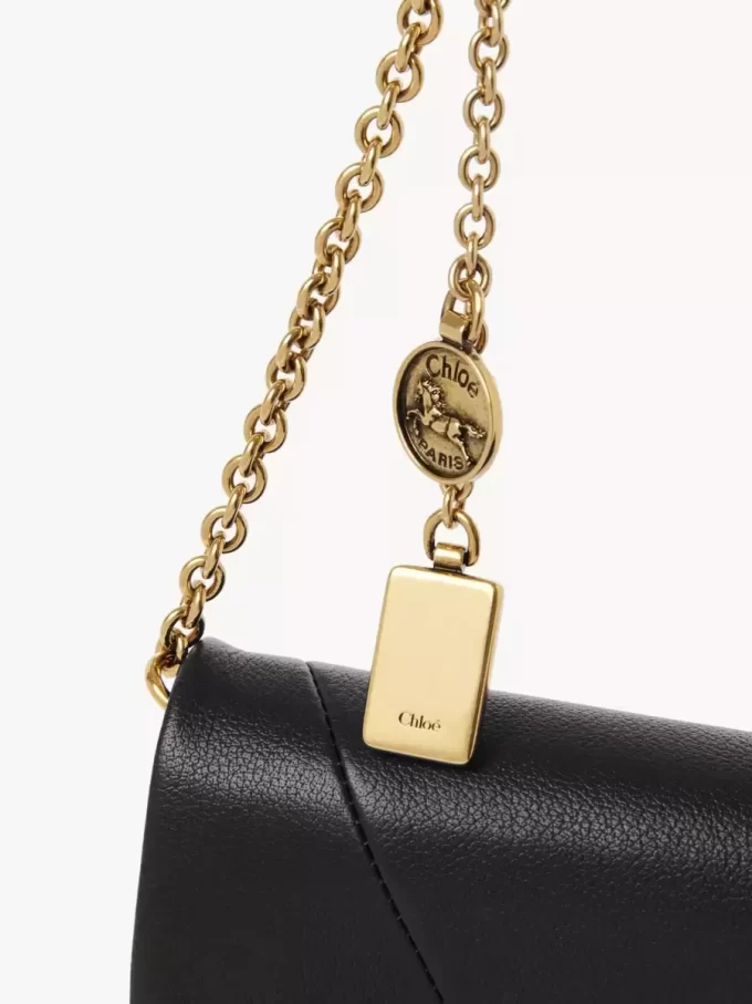 Chloé Spin Flap-Geldbörse mit Kette aus genarbtem Leder Chloé Spin Flap-Geldbörse mit Kette aus genarbtem Leder