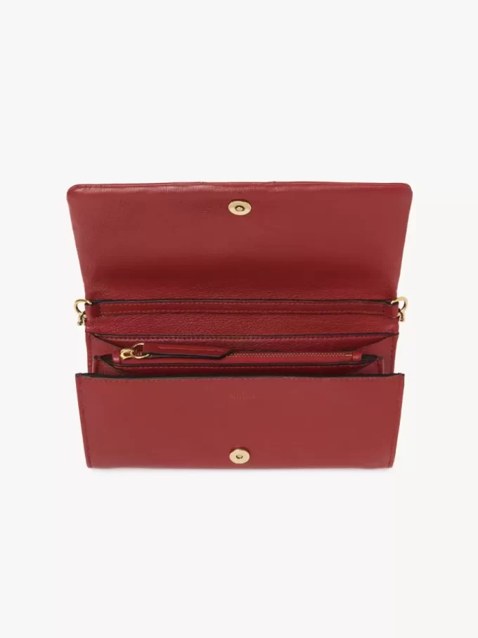 Chloé Spin Flap-Geldbörse mit Kette aus genarbtem Leder Chloé Spin Flap-Geldbörse mit Kette aus genarbtem Leder