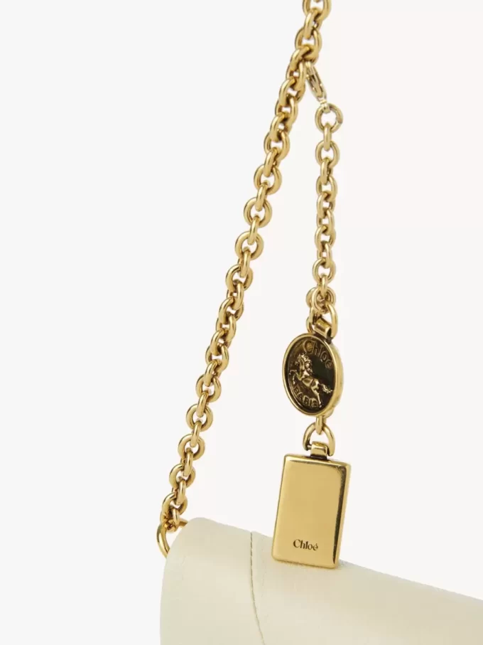 Chloé Spin Flap-Geldbörse mit Kette aus genarbtem Leder Chloé Spin Flap-Geldbörse mit Kette aus genarbtem Leder