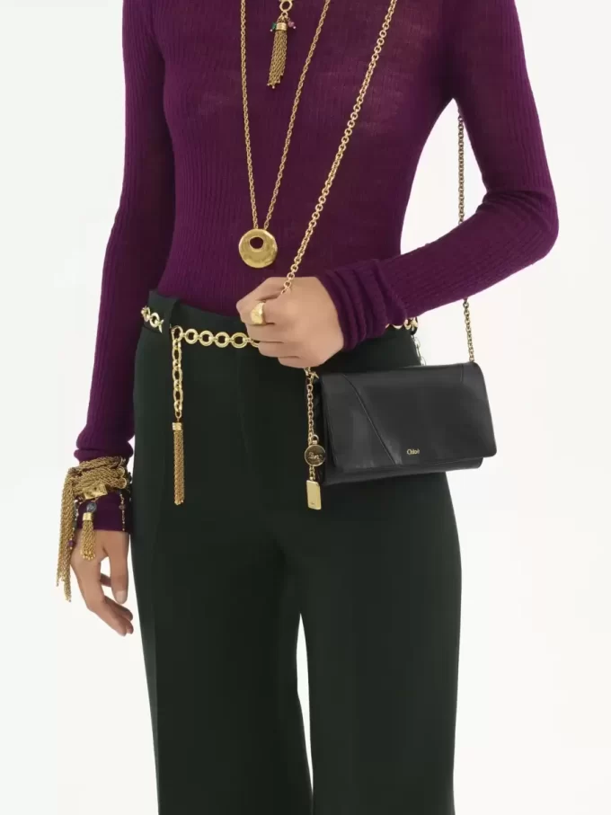 Chloé Spin Flap-Geldbörse mit Kette aus genarbtem Leder Chloé Spin Flap-Geldbörse mit Kette aus genarbtem Leder